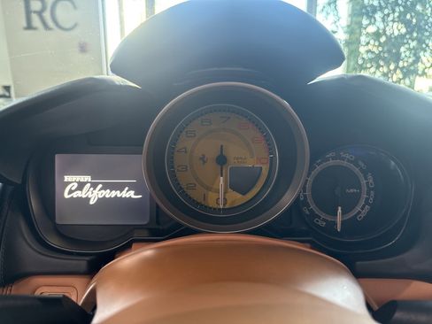 Used 2014 Ferrari California image 23