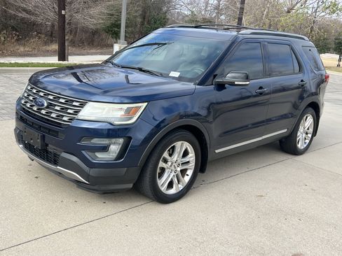 Used 2017 Ford Explorer XLT w/ Equipment Group 202A image 5