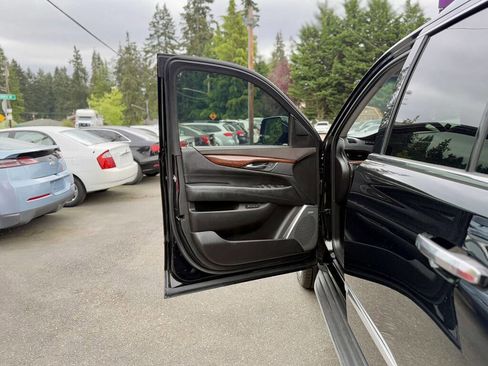 Used 2016 Cadillac Escalade Luxury AWD/4WD image 28