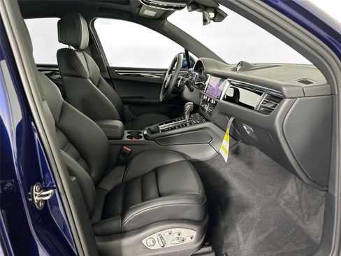 Certified 2025 Porsche Macan AWD/4WD image 28