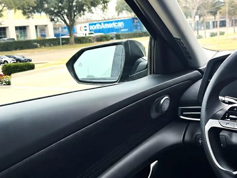 Used 2025 Hyundai Elantra SE image 20