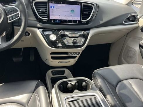 Used 2023 Chrysler Pacifica Touring-L FWD image 16