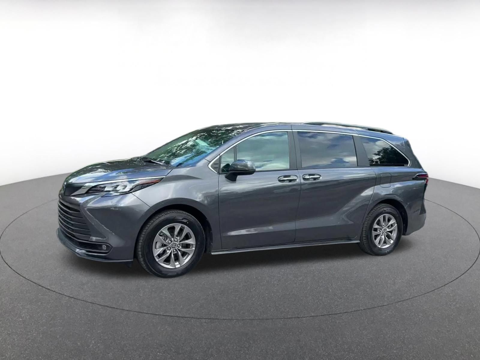 Used 2025 Toyota Sienna XLE FWD image 7