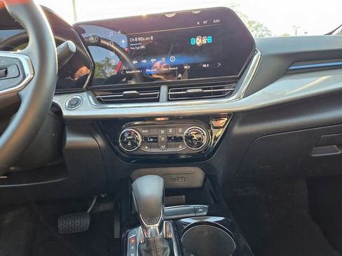 Certified 2025 Chevrolet Trax LT w/ LT Convenience Package FWD image 29