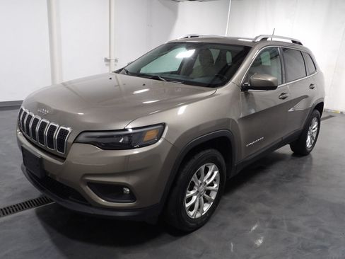 Used 2019 Jeep Cherokee Latitude w/ Cold Weather Group AWD/4WD image 3