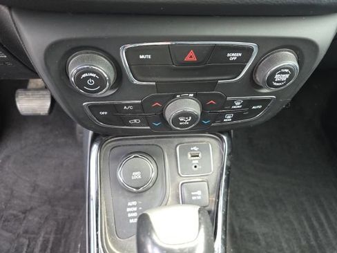 Used 2018 Jeep Compass Limited image 12