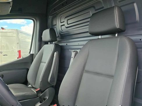 Used 2025 Mercedes-Benz Sprinter 2500 image 24