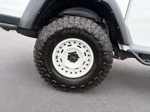 Used 2022 Jeep Gladiator Rubicon w/ LED Lighting Group AWD/4WD image 8