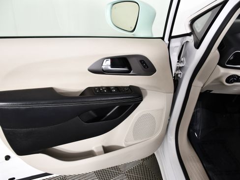 Used 2022 Chrysler Pacifica Touring-L FWD image 36