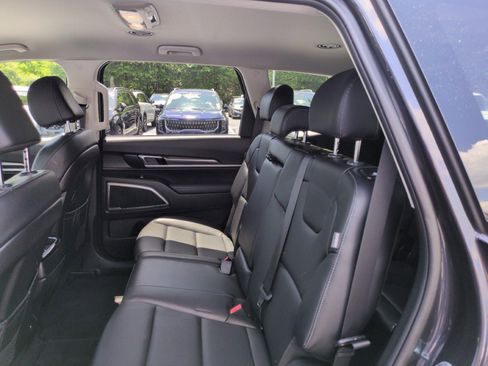Used 2025 Kia Telluride LX FWD image 25