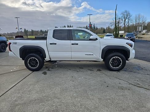 Used 2025 Toyota Tacoma TRD Off-Road AWD/4WD image 7
