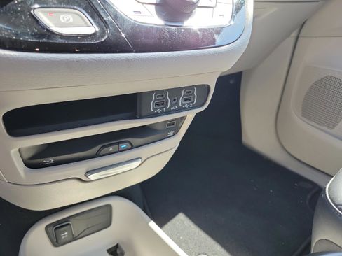Used 2024 Chrysler Pacifica Touring-L w/ Uconnect Theater Family Group FWD image 19