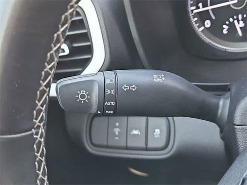 Used 2022 Hyundai Venue Limited image 25