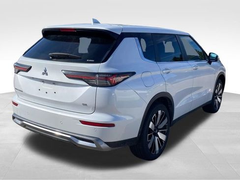 Used 2025 Mitsubishi Outlander SE image 2