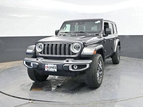 Used 2025 Jeep Wrangler Unlimited Sahara AWD/4WD image 8