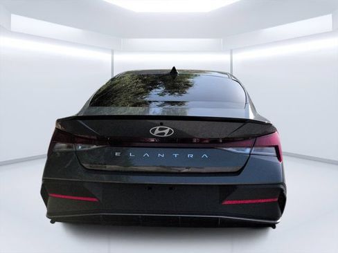 Used 2025 Hyundai Elantra Sport FWD image 4