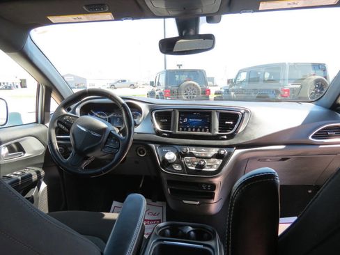 Used 2020 Chrysler Pacifica Touring w/ S Appearance Package image 22