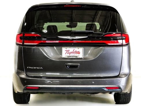 Used 2023 Chrysler Pacifica Touring-L FWD image 7