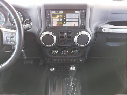Used 2015 Jeep Wrangler Unlimited Rubicon w/ Connectivity Group AWD/4WD image 40