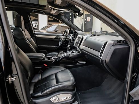 Used 2018 Porsche Cayenne GTS w/ Premium Package Plus AWD/4WD image 37