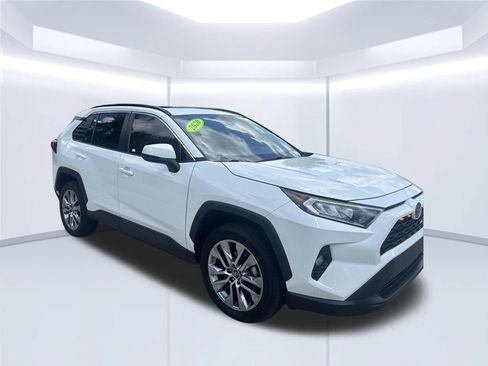 Used 2020 Toyota RAV4 XLE Premium FWD image 3
