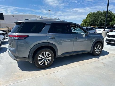 Used 2022 Nissan Pathfinder SL AWD/4WD image 18
