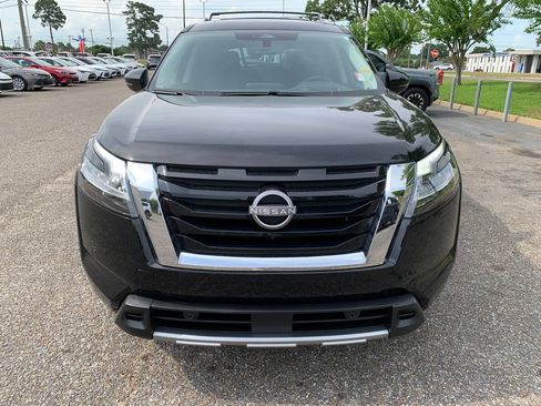 Used 2024 Nissan Pathfinder Platinum FWD image 3