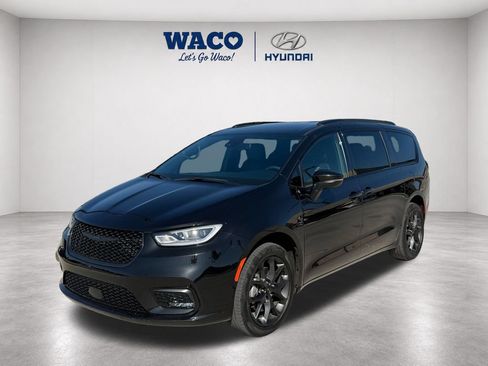 Used 2023 Chrysler Pacifica Touring-L w/ S Appearance Package AWD/4WD image 4