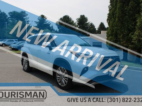 Used 2020 Toyota Highlander Platinum AWD/4WD image 2