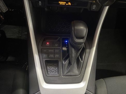 Used 2021 Toyota RAV4 LE AWD/4WD image 19