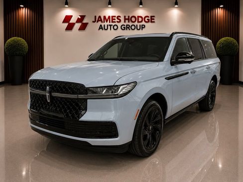 New 2026 Lincoln Navigator L Reserve w/ Jet Appearance Package AWD/4WD image 1