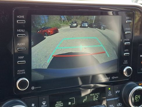 Used 2021 Toyota Highlander XLE FWD image 21