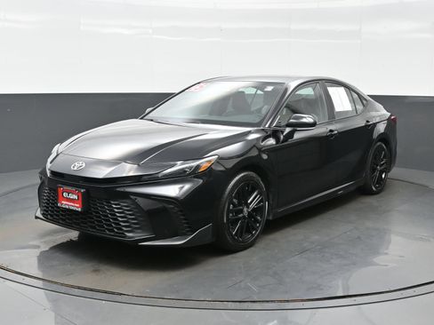 Used 2025 Toyota Camry SE FWD image 2