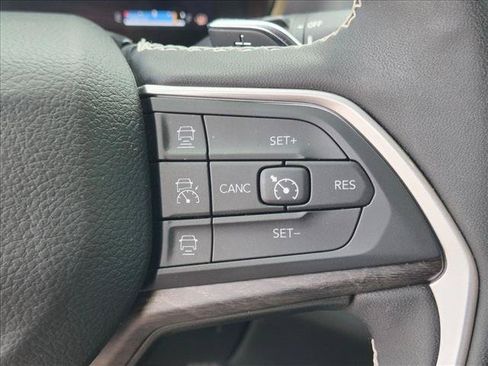 Used 2024 Jeep Grand Cherokee L Limited w/ Luxury Tech Group II AWD/4WD image 16