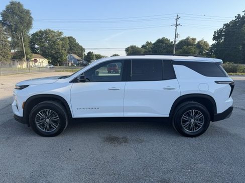 Used 2026 Chevrolet Traverse LT FWD image 2