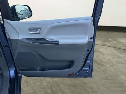 Used 2017 Toyota Sienna LE FWD image 16