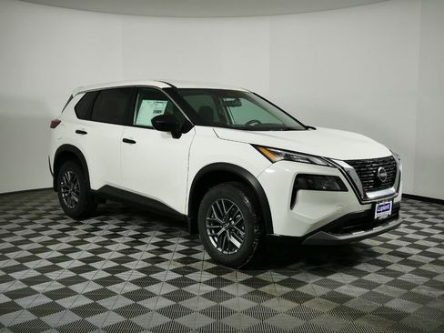 Used 2023 Nissan Rogue S image 2