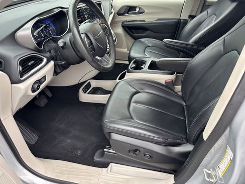Used 2023 Chrysler Pacifica Touring-L image 9
