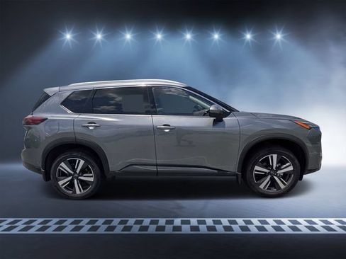 Used 2025 Nissan Rogue SL AWD/4WD image 2