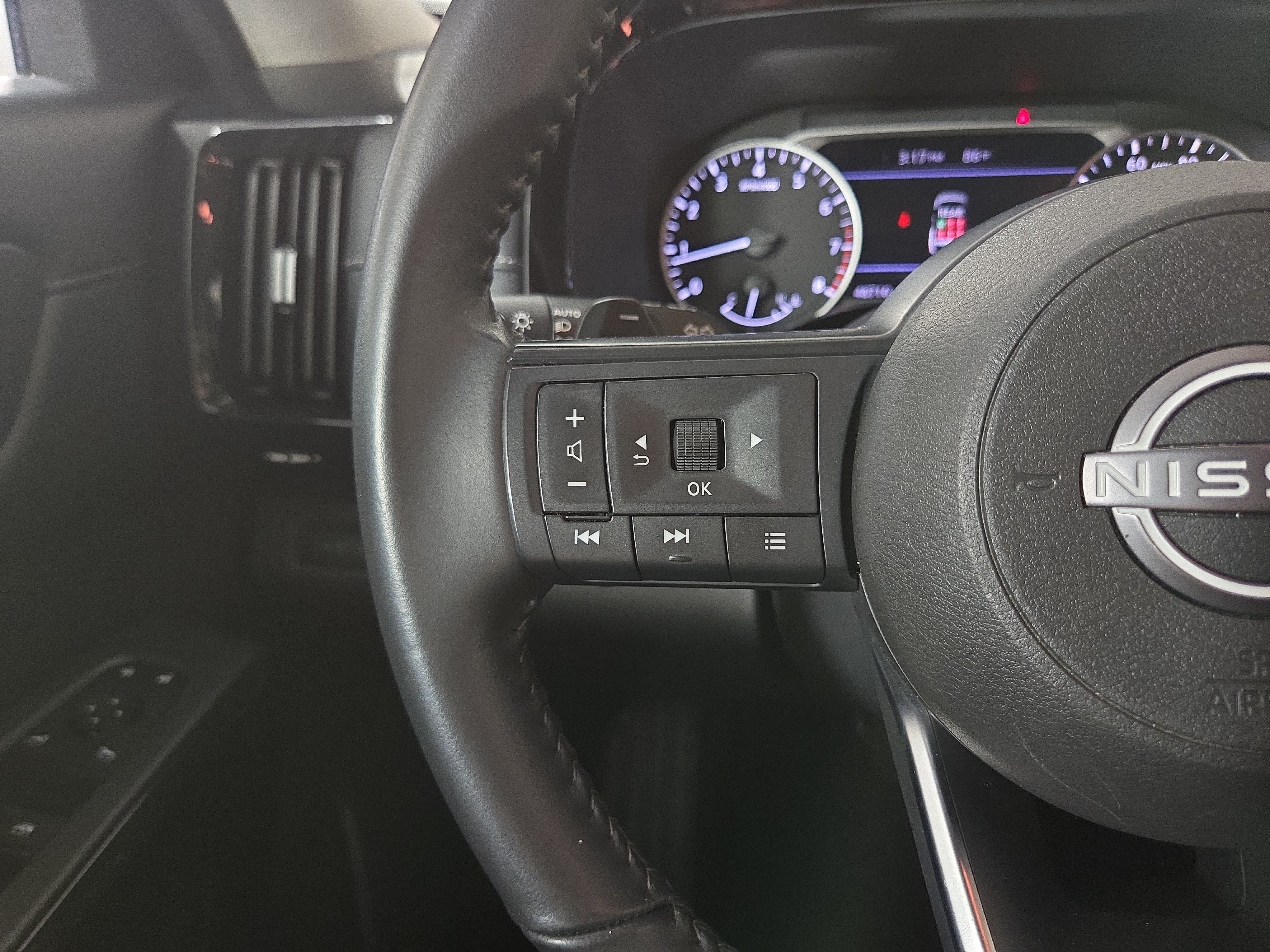 Used 2024 Nissan Pathfinder SV AWD/4WD image 16