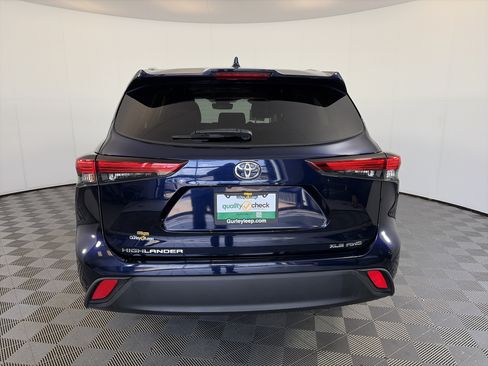 Used 2021 Toyota Highlander XLE AWD/4WD image 10