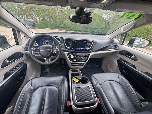 Used 2022 Chrysler Pacifica Touring-L FWD image 7