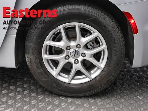 Used 2024 Chrysler Pacifica Touring-L FWD image 8