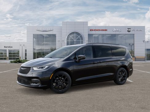 New 2025 Chrysler Pacifica Limited w/ Trailer Tow Group image 2