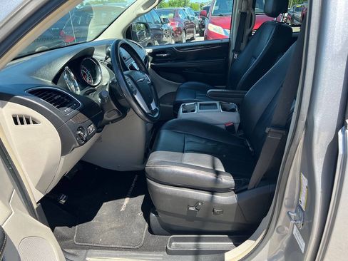 Used 2014 Chrysler Town & Country Touring FWD image 25