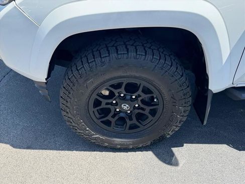 Used 2022 Toyota Tacoma SR5 AWD/4WD image 19