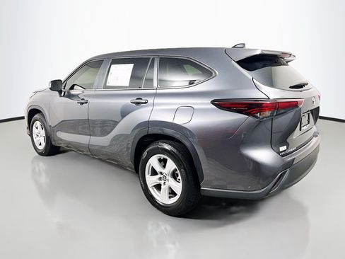 Used 2024 Toyota Highlander LE FWD image 8