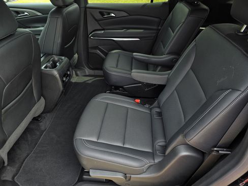 Used 2025 Chevrolet Traverse LT FWD image 26
