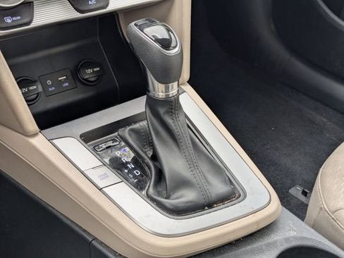 Used 2019 Hyundai Elantra SE image 20