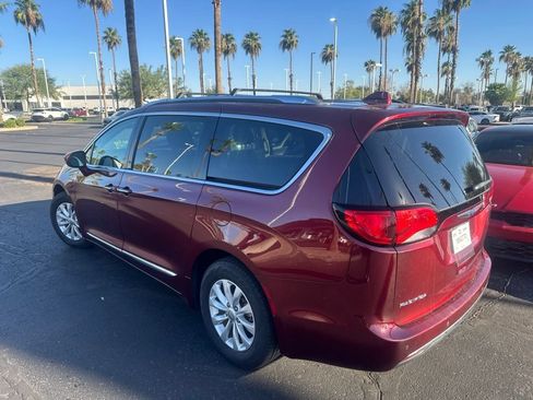 Used 2019 Chrysler Pacifica Touring-L FWD image 5
